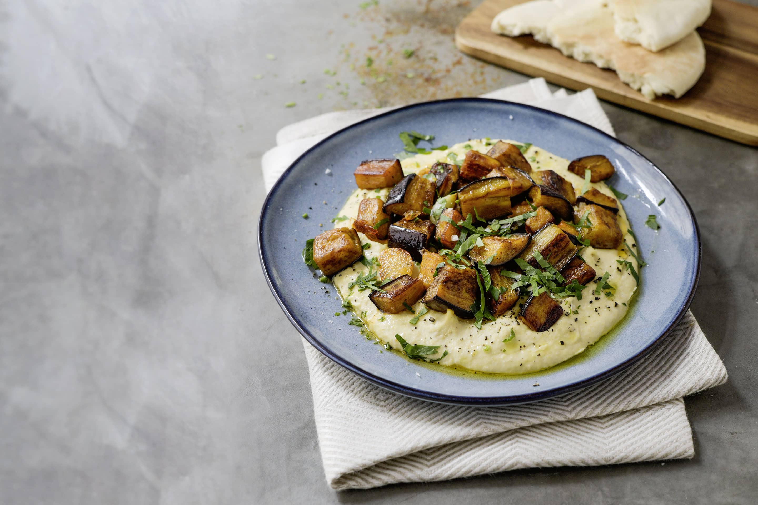 Cumin-Hummus mit Smoked Melanzani