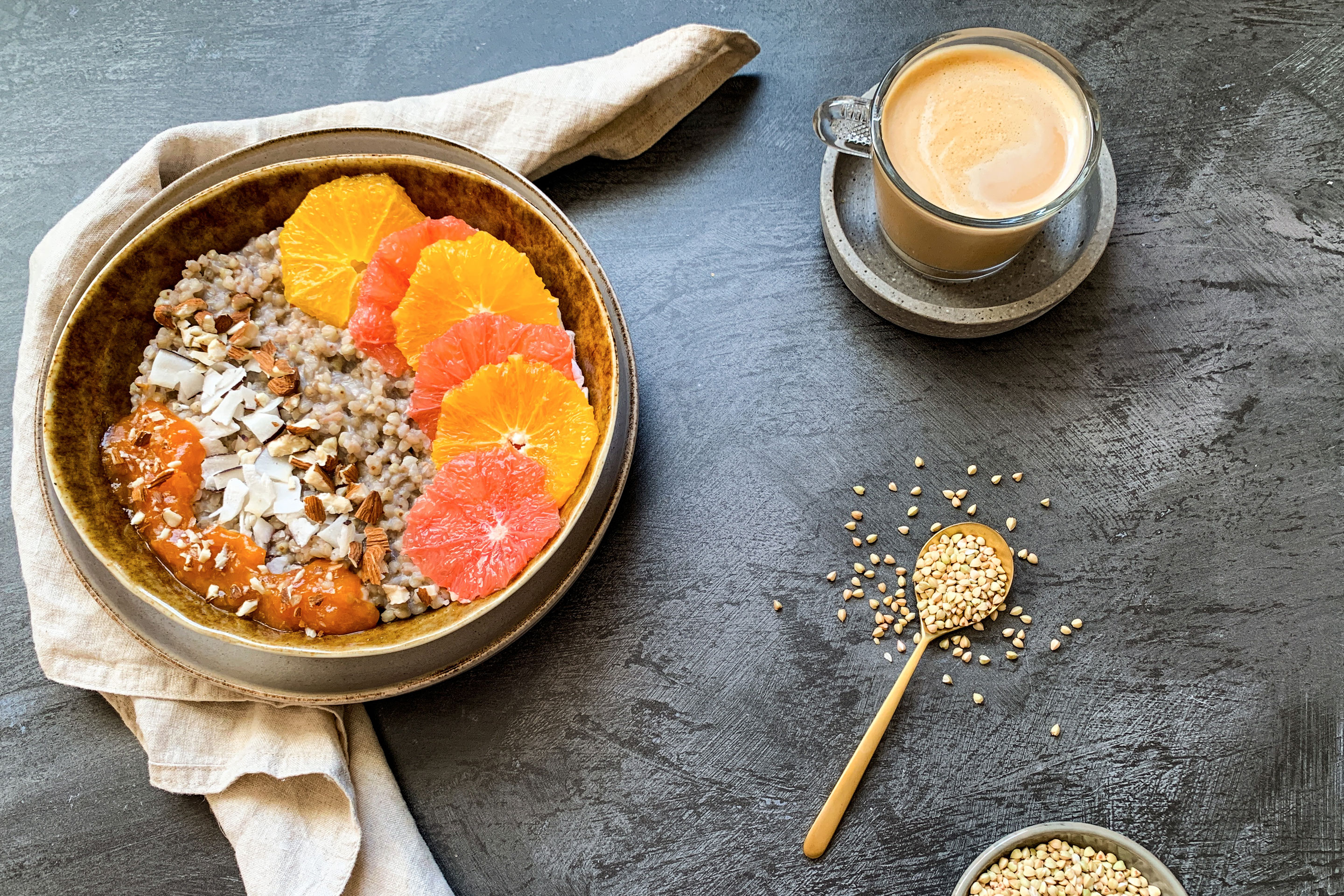 Zitrus Buchweizen-Porridge mit Orannge und Grapefruit garniert und in einer Schale angerichtet