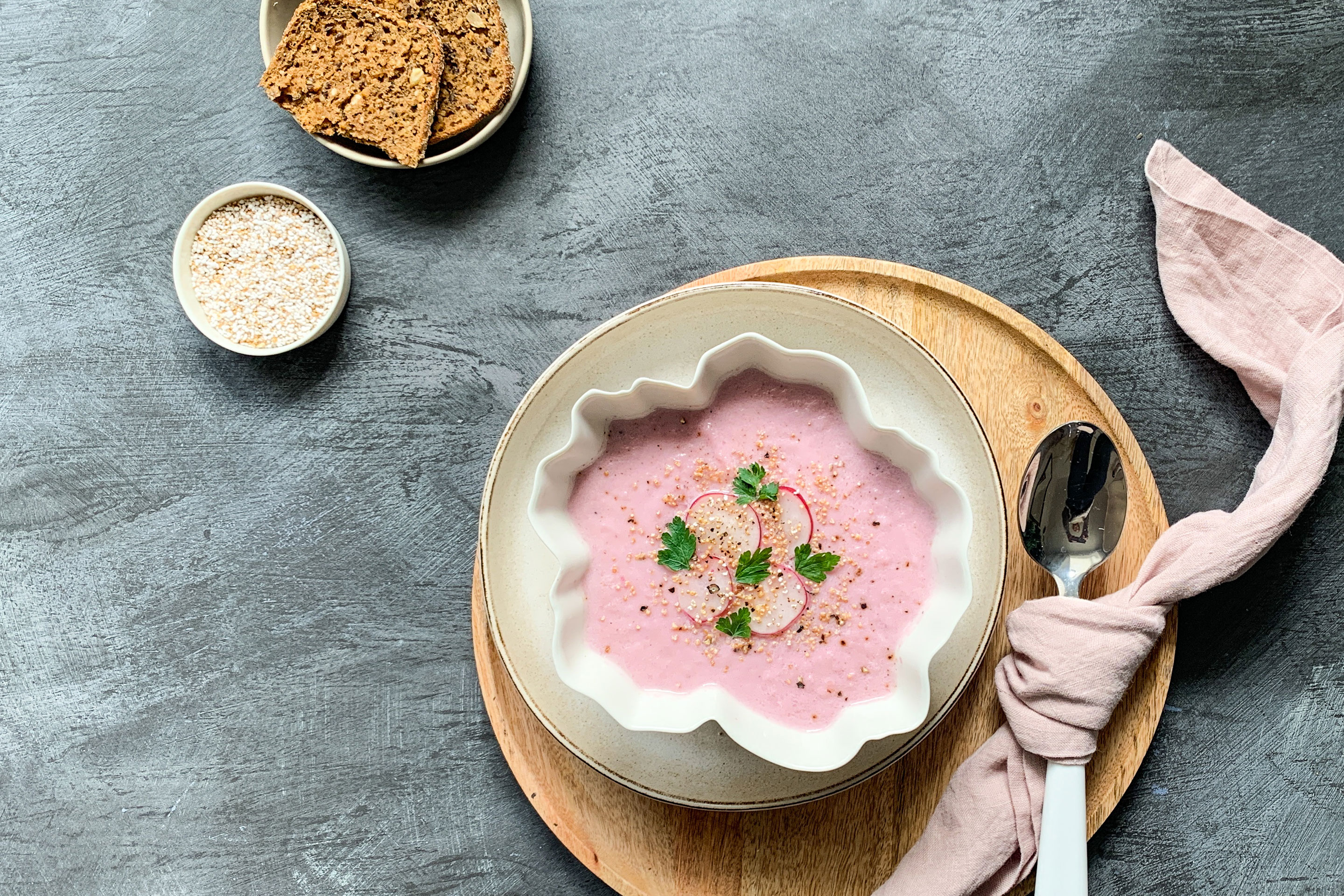 Radieschen Suppe mit knusprigem Amaranth-Topping