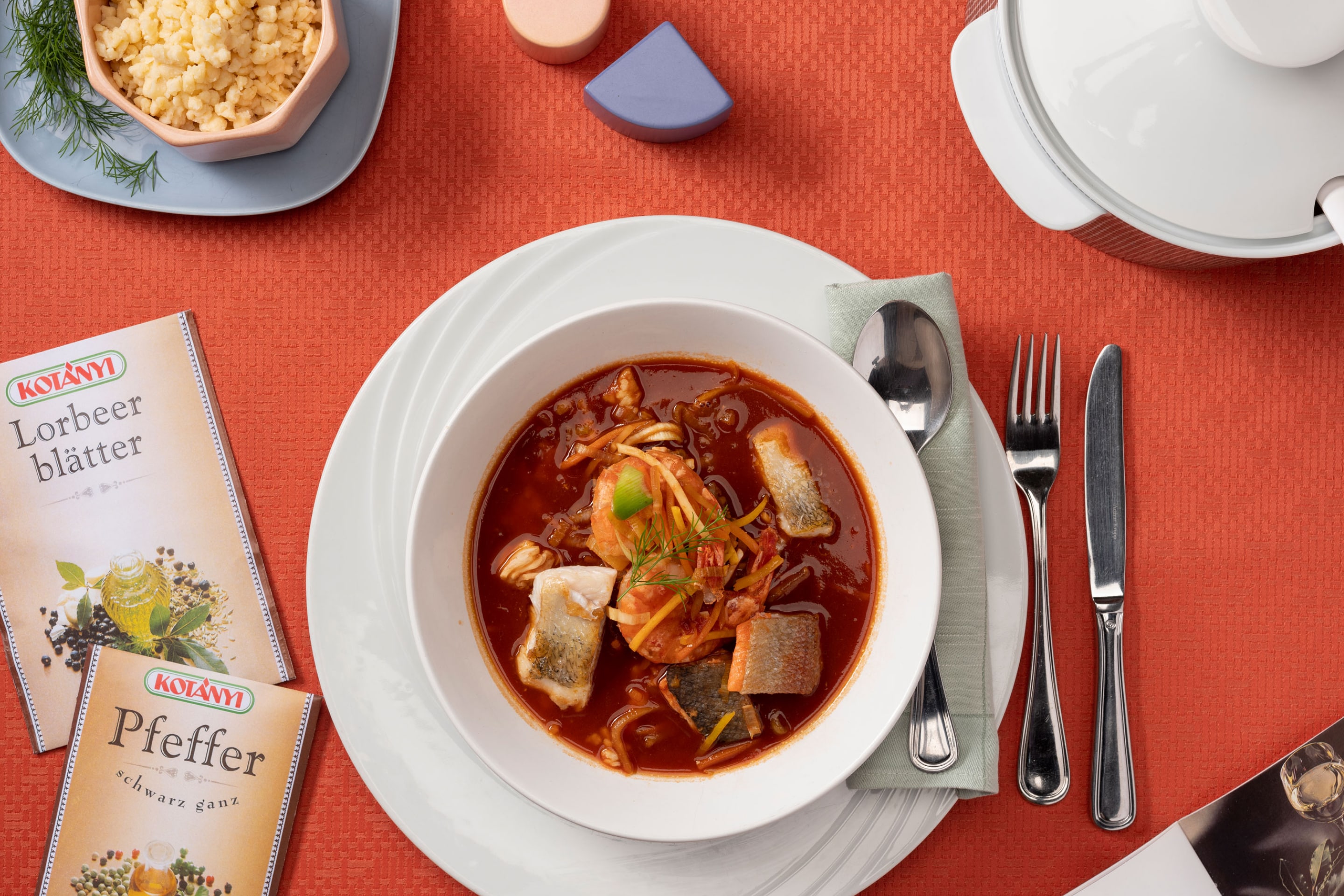 Eine Schüssel schmackhafter Fische und Krustentiere in Paprikasud