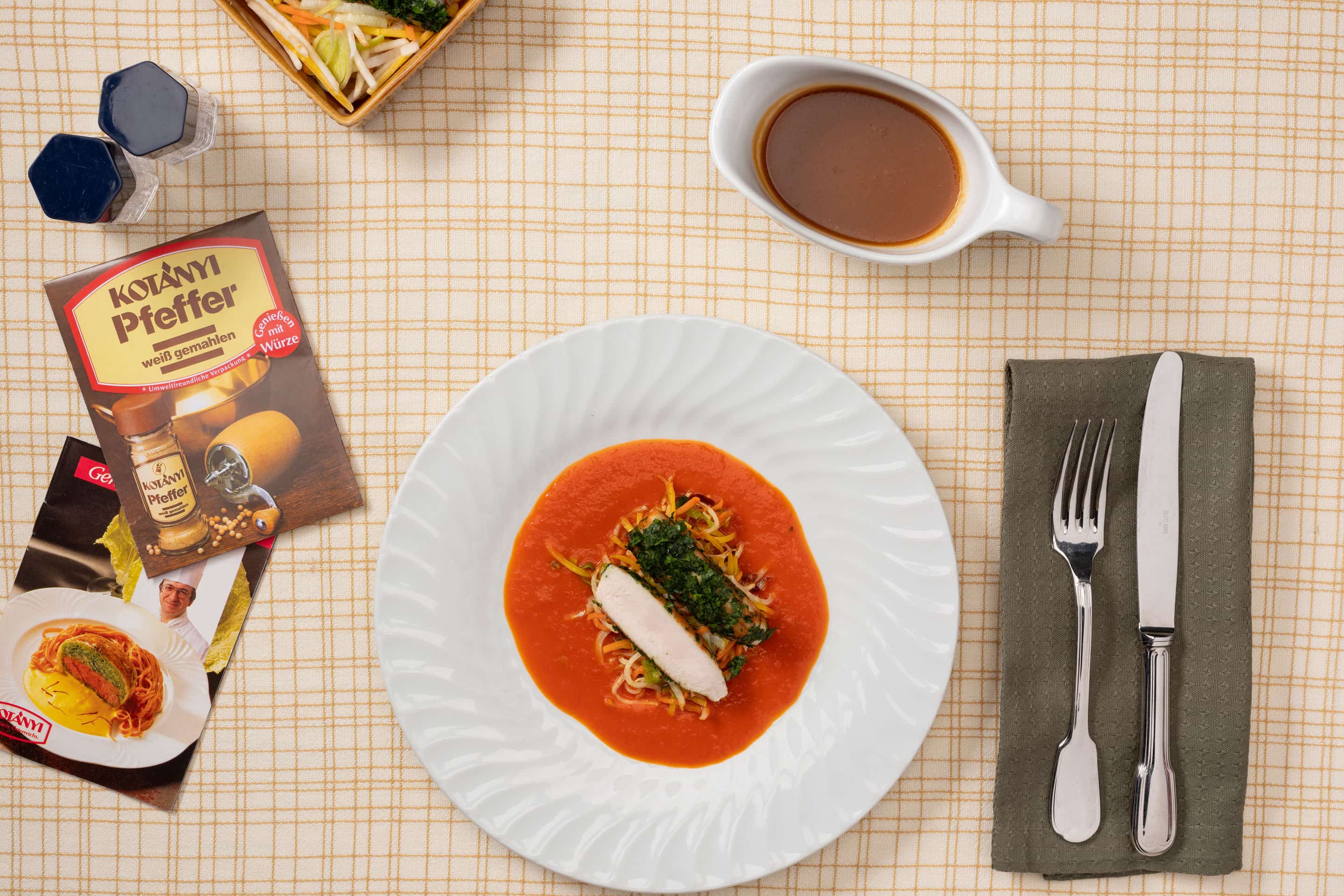 Kaninchenrücken auf Paprikacreme mit Gemüse und Sauce