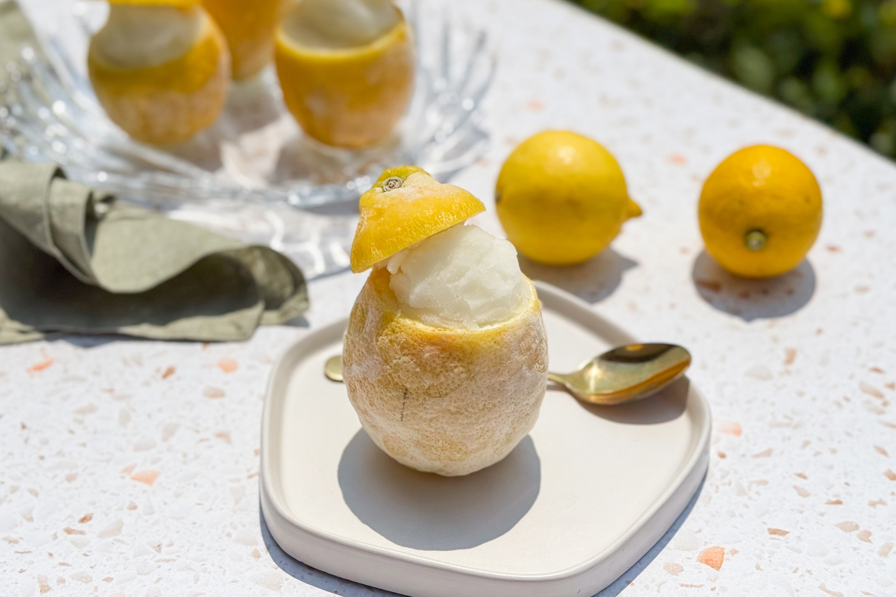 Zitronensorbet in gefrorener Zitrone.